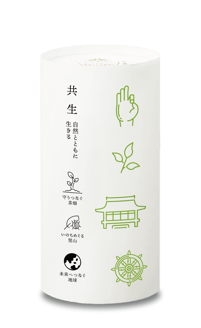 仏茶(Buccha)のパッケージ側面。「共生 自然とともに生きる」の言葉と、茶畑・里山・地球のアイコン