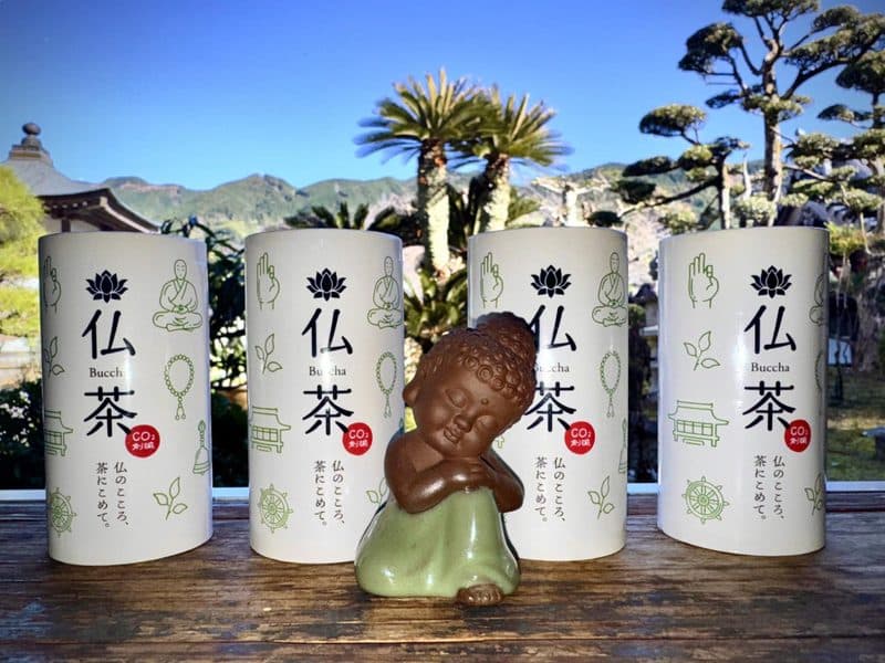 境内を背にならぶ仏茶のパッケージ