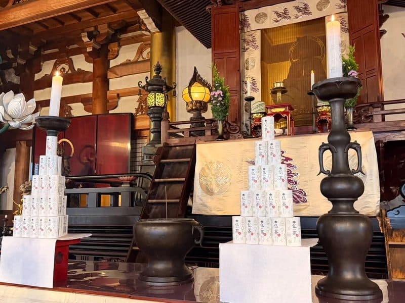 本堂の祭壇に積まれた仏茶のお供え